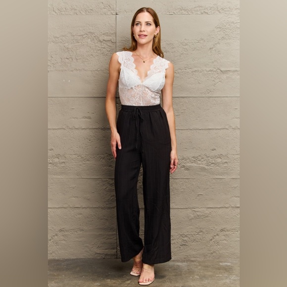 🌟NEW, CHIC*- White Lace Detail Plunge Neck Sleeveless Bodysuit OFFERS WELCOME - Picture 3 of 7